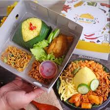Nasi kentjana, spesialis nasi kotak sejak 2010 menyediakan nasi box dengan berbagai variasi menu dalam kemasan bento sekat 5 ataupun mika 650ml. Menu Snack Box Kekinian Bobotie