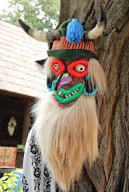 Pentru a celebra aceasta traditie, taranii poarta masti confectionate manual, dar si vestitele porturi populare. Romanian Mask Tribal Mask Beautiful Costumes European Art