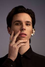 Private George: Jorge Saez posa para Laia Hernandez reinventando los  básicos masculinos