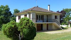 Tres Au Calme Sur Son Beau Jardin Plat Et Arbore Cette Maison Des Annees 70 Vous Offre Rez De Jardin 2 Chambres Avec Acces Ind Jardin Plat Maison Beau Parc