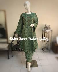 Baju melayu johor kurung johor riau youtube baju batik kurung johor sulam bunga ros berikut adalah foto bergambar corak sulaman bunga ros dengan kerawang lebah yang telah dihasilkan pada tempahan baju batik kurung johor untuk pelanggan butik sulaman kami corak sulaman bunga ros. Kurung Songket Tenun