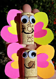 Schmetterlinge Basteln Mit Kindern 24 Tolle Ideen Fur Eine Fruhlingsdeko Bastelprojekte Mit Weinkorken Schmetterlinge Basteln Und Kunsthandwerk Fur Kinder