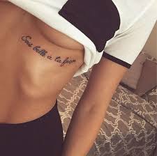 Ver más ideas sobre tatuajes, tatuaje de esternón, tatuajes de arte corporal. 10 Tatuajes De Frases Grandes Y Pequenas Debajo De Los Senos