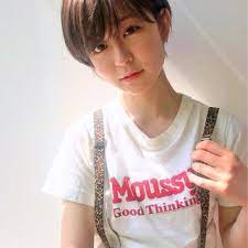 高橋苗さんのスナップ ナチュラル デート ショート グレージュ 耳かけショート エフォートレスフェミニン スタイリスト デート ヘアスタイル ショートボブ
