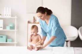Die kleine hanna ist eine woche alt und schreit oft beim stillen. Osteopathie Bei Babys Durch Naturheilverfahren Babys Helfen