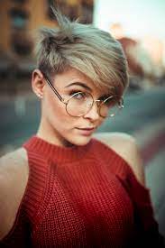People with fine thin hair often have trouble finding a hairstyle that works because their hair just won't settle properly with most haircuts, be this hairstyle for thin hair just screams color. Short Haircuts For Fine Hair And Round Faces
