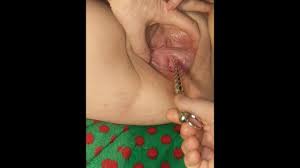 Weibliche Harnröhrendehnung & Pissen durch einen hohlen Klang - Pee Hole  Play