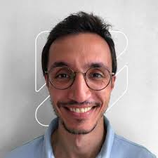 Se tenir au sommet d'une montagne me rappelle les défis auxquels mes…