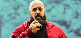 Er ist mit sich und seinem leben zufrieden, mag seinen job und liebt seine bezaubernde und aufregende ehefrau carrie (leah remini), eine erfolgreiche anwaltsgehilfin, die sich von ihrem mann jedoch ein paar mehr. King Of Queens Star Als Neo Nazi Horror Trailer Zeigt Kevin James Wie Noch Nie