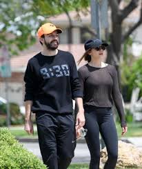 Scroll below to learn details information about robbie arnett's salary, estimated earning, lifestyle, and income reports. Elizabeth Olsen And Robbie Arnett Dating Gossip News Photos