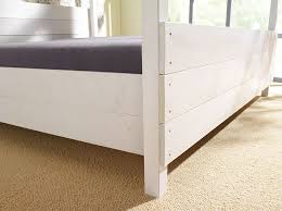 Ein bett mit liegefläche, eine camping küche und viel stauraum für ihr campingzubehör. Toom Kreativwerkstatt Das Himmelbett