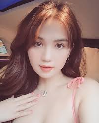 Với vóc dáng chuẩn cùng số đo 3 vòng nóng bỏng, ngọc trinh tự tin diện đầm ngắn màu xanh navy tươi trẻ, khoe lợi thế chân dài. Ngá»c Trinh Báº¥t Ngá» Cáº¯t Toc Ngáº¯n Khiáº¿n Dan Tinh Thá»•n Thá»©c Yeu Luon Tá»« Cai Nhin Ä'áº§u Tien