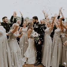 20 Must Have Wedding Photo Ideas With Bridesmaids And Groomsmen Hochzeitsfotos Fotos Hochzeit Hochzeit Fotografieren