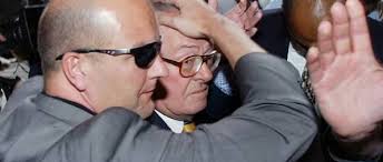 Reporter for popular tv new show is grabbed, dragged to the door and struck in the face. Les Confidences Du Gorille De Jean Marie Le Pen Le Point