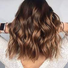 Ma couleur naturel la coiffeuse ma dit que j'ai les cheveux très foncé et sa pas pris c'été juste des reflet maintenant je veux faire des mèches chocolat ou caramel. Balayage Caramel Pour Quels Cheveux Et Comment Le Faire Belle Chic