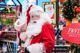 În noaptea de 5 spre 6 decembrie , înainte de a merge la culcare, copii își curăță ghetele, le lustruiesc și le lasă la ușă în așteptarea lui moș nicolae. Povestea Lui MoÈ™ CrÄƒciun Cine A Fost StrÄƒmoÈ™ul Celui Mai Iubit Personaj Din Perioada SÄƒrbÄƒtorilor De IarnÄƒ