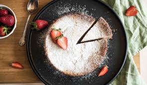 Eiweiße steif schlagen und unter die creme heben; Rezept I Kasekuchen Mit Erdbeeren Zweischwestern