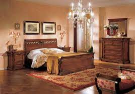 Le camere da letto classiche, con armadio 4 stagioni (6 ante con cassettiera interna o esterna), letto matrimoniale, comodini e cassettiera a tre cassetti, costano già 1.300 euro. Camere Da Letto Mobili Classici Borini Roberto Bovolone
