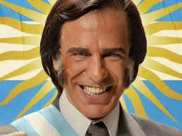 El viudo de Bergara Leumann hizo una fuerte denuncia de una manera  particular: tiró documentos y recitó su reclamo