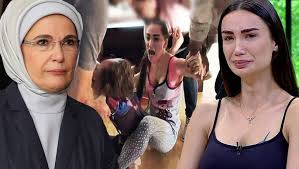 1993 doğumlu yağmur sarnıç, galatasaray ve eski milli takım futbolcusu olan emre aşık'ın eski eşi olarak tanınıyor. Yagmur Sarnic Emre Asik Olayinda Flas Gelisme Emine Erdogan Dan Yardim Istedi Magazin Haberleri