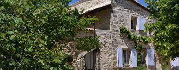 Nichée à 1260 mètres d'altitude et aux abord de la forêt, notre vieille ferme rénovée avec goût. Les Gites Du Vieil Aiglun Alpes De Haute Provence