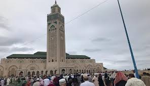 Cette prière doit être, dans des circonstances normales, accomplie dans une moussala ou dans une grande mosquée vers laquelle convergent habituellement les croyants. Diapo Video Grosse Affluence Pour La Priere De L Aid El Fitr A La Mosquee Hassan Ii H24info