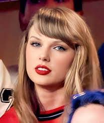 Phoebe Otto's Instagram, Twitter & Facebook