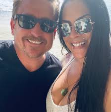 Hi I'm Karen I'm the HOA President. Just to let the parents know I saw a  creepy old man at the park keep your kids away! 🤗