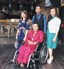 Ku berdiri diatas cintamu.ku bersimpuh di bawah jajimu, akan ku jangan mengejar kesuksesan lalu kau dapat bahagia. Drama Adaptasi Novel Kan Ku Kejar Cintamu
