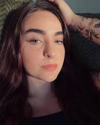 Naomi Dean's Instagram, Twitter & Facebook