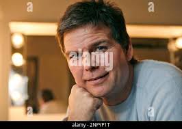 Former Houston Oilers safety Bo Eason is shown in his dressing room for  "The Runt of the Litter," a semi-autobiographical, one-man, off-Broadway  play he wrote and stars in, Wednesday, Dec. 5, 2007 in New York. Eason is  the younger brother of former NFL ...