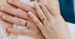Souvent qualifiés de ringard ou même de risqués, les tatouages faits en couple peuvent tout à fait être réussis et terriblement créatifs. Nos Idees De Tatouages A Faire En Couple