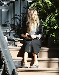 Sarah Jessica Parker Stops To Instagram Her Shoes Is All Of Us Sarah Jessica Parker Sarah Jessica Parker Street Style Sarah Jessica Parker Lovely
