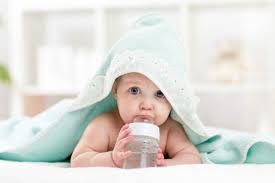 Wann ist spezielles babywasser oder abgekochtes wasser nicht mehr notwendig? Was Und Ab Wann Sollte Mein Baby Trinken Babyartikel De Magazin
