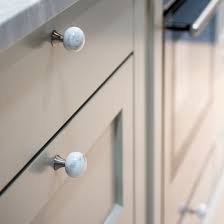 Choosing cabinet pulls from manzoni whether you are looking for a modern look, or something more traditional, the manzoni's cabinet pull collection is engineered for excellence and opulence. Cabinet Knob Bead Straight Carrara Marble Beslagonline Com