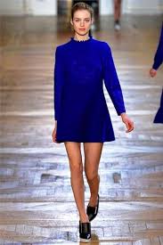Abitino blu elettrico con scollo all'americana. Scarpe Da Abbinare Al Vestito Blu Foto Shoes Stylosophy