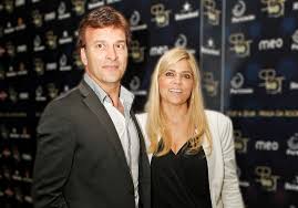 A nova namorada de tony carreira, ângela rocha, já está a viver dos rendimentos do cantor ângela, de 38 anos de idade, deixou para trás a carreira como hospedeira de bordo e está dedicada. Relacao Em Risco Em Sofrimento Profundo Tony Carreira Afasta Se Da Namorada Nacional Flash