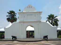 Top things to do in alor setar. Pintu Kachapuri Or Pintu Malim This Is A Replica Of The Gate Of Kota Kuala Kedah Fort Could Be Seen In Front Of The State Museu Kuala Kedah Kedah Architecture