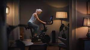 Bockwurst mit senf auf pappdeckel. Peloton Song Aus Der Werbung 2021 Popkultur De