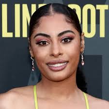 Simone Ray's Instagram, Twitter & Facebook