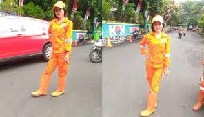 Mulai dari yang halal, haram, melelahkan, santai, dan yang penting cara untuk jadi kaya adalah menghabiskan uang secukupnya untuk kebutuhan nomor 1 dan 2. Punya Paras Cantik Tukang Sapu Jalanan Jakarta Ini Bikin Auto Fokus Boombastis