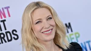 Cate todelt sett med rullehalsgenser og bukser med vide ben