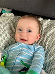 Charly, Liam et Logan sont nés le 1er septembre 2020. Rapidement, Janie et  Mégan constatent que Charly a de la difficulté à respirer. Les médecins lui  diagnostiquent une laryngomalacie sévère, une pharyngomalacie