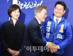 윤희숙 국민의힘 의원은 11일 송영길 더불어민주당 대표가 문재인 대통령을 깎아내렸다고 말했다.윤 의원은 이날 자신의 소셜미디어 계정에 남긴. ì†¡ì˜ê¸¸ å®‰ ê¹€í•œê¸¸ ë‹¹ ëŒ€í'œ ì‹œì ˆ ê°€ìž¥ íë¦¬ë©ë©í•œ ì§€ë„ë¶€ ì´íˆ¬ë°ì´