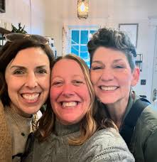 In bloom. 🌸 I sure do love seeing all the pretty things come to life with  the changing seasons. . . My morning walks are lovely because they allow me  time to