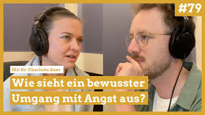 #79 Wie sieht ein bewusster Umgang mit Angst aus? (mit Dr. Charlotte Auer)