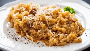4.lavate e asciugate bene le foglie di salvia , tuffatele in un pentolino dove avrete scaldato un dito di olio caldo e friggetele; Risotto Alla Salsiccia Al Profumo Di Tre Pepi Con Crema Di Pecorino Appetitoso E Saporito