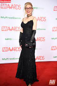 نينا هارتلي بالأسود في حفل جوائز AVN Awards