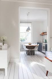 Beispiel Fur Maritime Wohnungseinrichtung In Weiss Und Blau Kuchendesign Weisse Wohnung Und Beige Wande