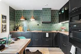Une Cuisine En Vert Et Noir Dans Un Appartement Contemporain De 65m2 Planete Deco A Homes World Appartement Contemporain Appartement Meuble Cuisine